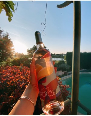 Bouteille de Rosé Bronzé - Vignobles Gayrel face à la piscine